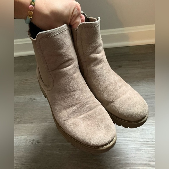Cliffs Booties Chelsea Boots Tan Nude Beige Comfy Boots Size 7 M - Picture 13 of 16